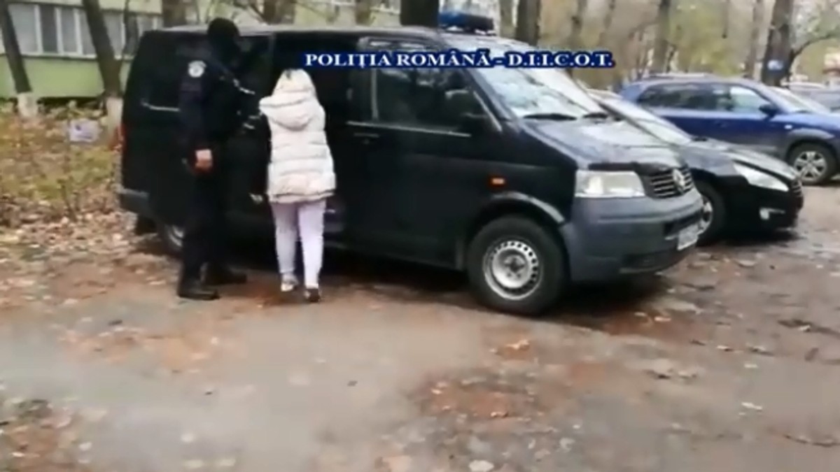 15 persoane sunt anchetate pentru pornografie infantilă, viol și corupere sexuală a unor minori. Și-au abuzat chiar copiii lor!