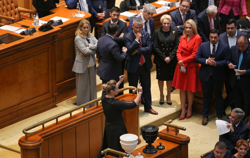 Cine sunt trădătorii din PSD. Trei deputați au votat moțiunea, în huiduielile social-democraţilor