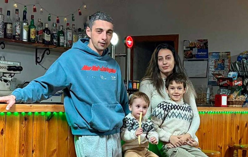Un cuplu de români a deschis unicul local dintr-un sat cu 56 de oameni, în Spania. Gătesc mâncare tradițională românească oricui dorește