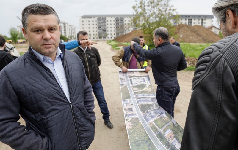 Primarul Ciprian Ciucu spune că Libertatea a avut dreptate: lipsesc peste 100 de parcări la un nou ansamblu imobiliar din sectorul 6. Nu explică și cum a recepționat Primăria „fără obiecții”