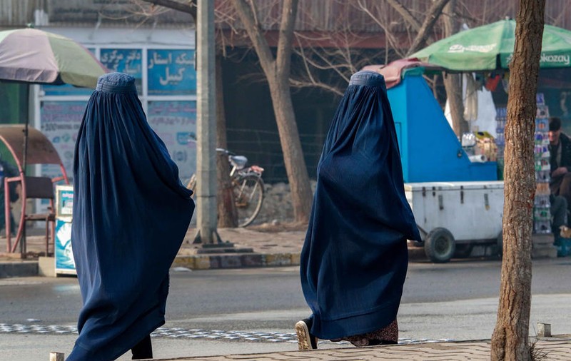 Regimul taliban obligă femeile din Afganistan să se acopere din cap până în picioare, în public