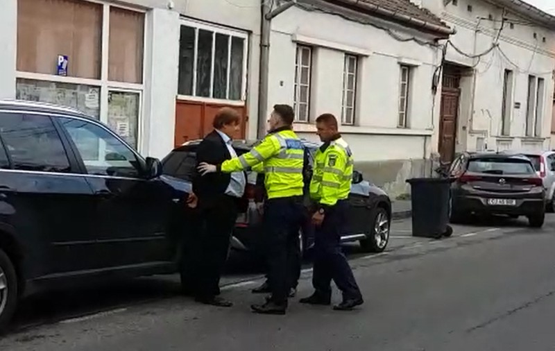 VIDEO | Un cunoscut medic din Târgu Mureș a fost arestat în plină stradă. “Cred că este vorba de o infracțiune de ultraj”