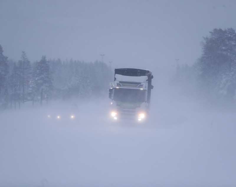 Vreme extremă în Europa. Sute de zboruri anulate, trenuri oprite și trafic rutier paralizat din cauza ninsorilor și a gerului