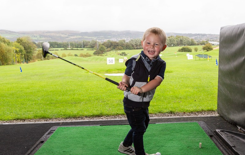"Micul Rory McIlroy". Un copil de 3 ani, noua senzație în golf. Băiețelul s-a apucat de sport pentru a face față morții tatălui lui