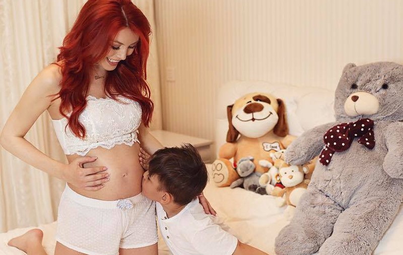 Elena Gheorghe este însărcinată în aproape 7 luni. Cât s-a îngrășat artista și care este secretul ei
