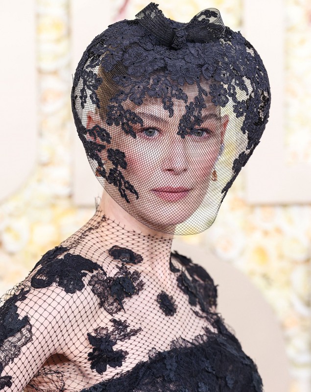 Rosamund Pike, apariție excentrică la Globurile de Aur. Și-a ascuns chipul, pe care l-a avut „complet distrus" în urma unui accident