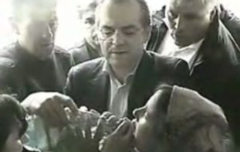Video | O suceveancă a leşinat în braţele lui Boc
