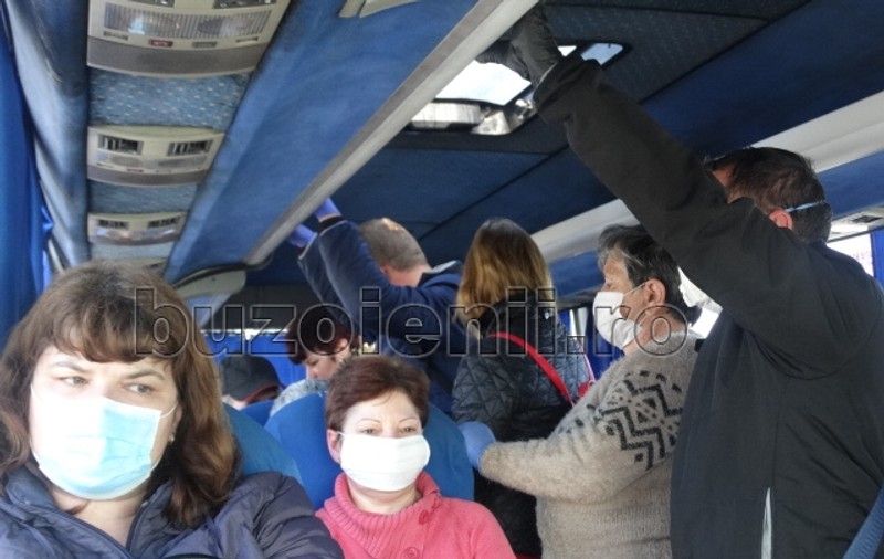 Video | Autobuzele din Buzău ticsite de călători. Șoferii nu aveau dezinfectant și au primit amenzi usturătoare
