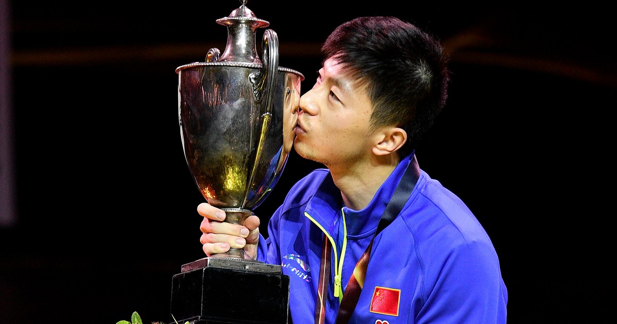Finală ”made in China” la Mondialul de tenis de masă. Ma Long sărută trofeul