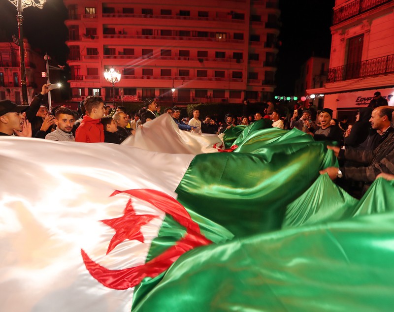 Mii de algerieni au sărbătorit în stradă demisia președintelui Abdelaziz Bouteflika (FOTO)