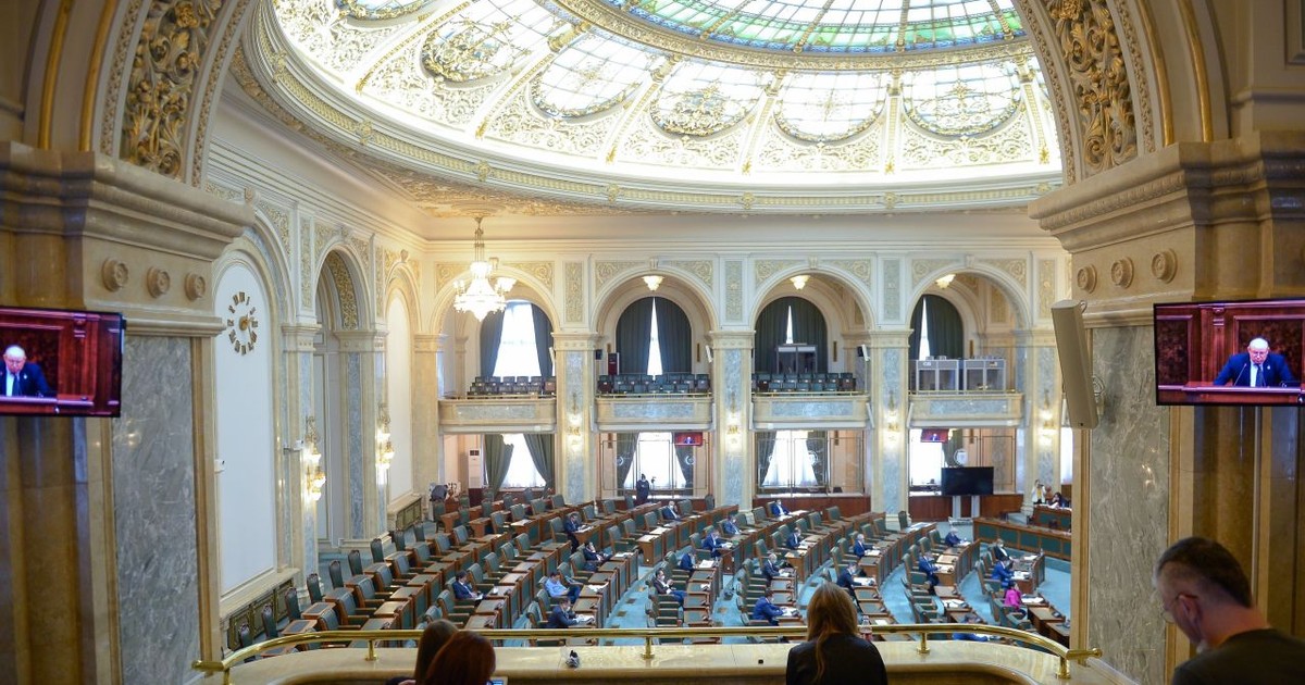 Jurnalistii asista dintr-un balcon la sedinta in plen a camerei superioare a Parlamentului, sedinta dedicata dezbaterii unor propuneri legislative, intre care si cea privind Statutul autonomiei personale a comunitatii maghiare din Romania, marti 5 mai 2020