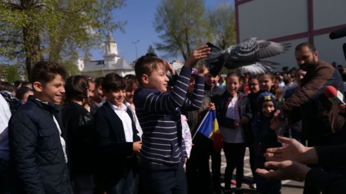 Elevii unei școli din Galați au eliberat 200 de porumbei ca semn al păcii