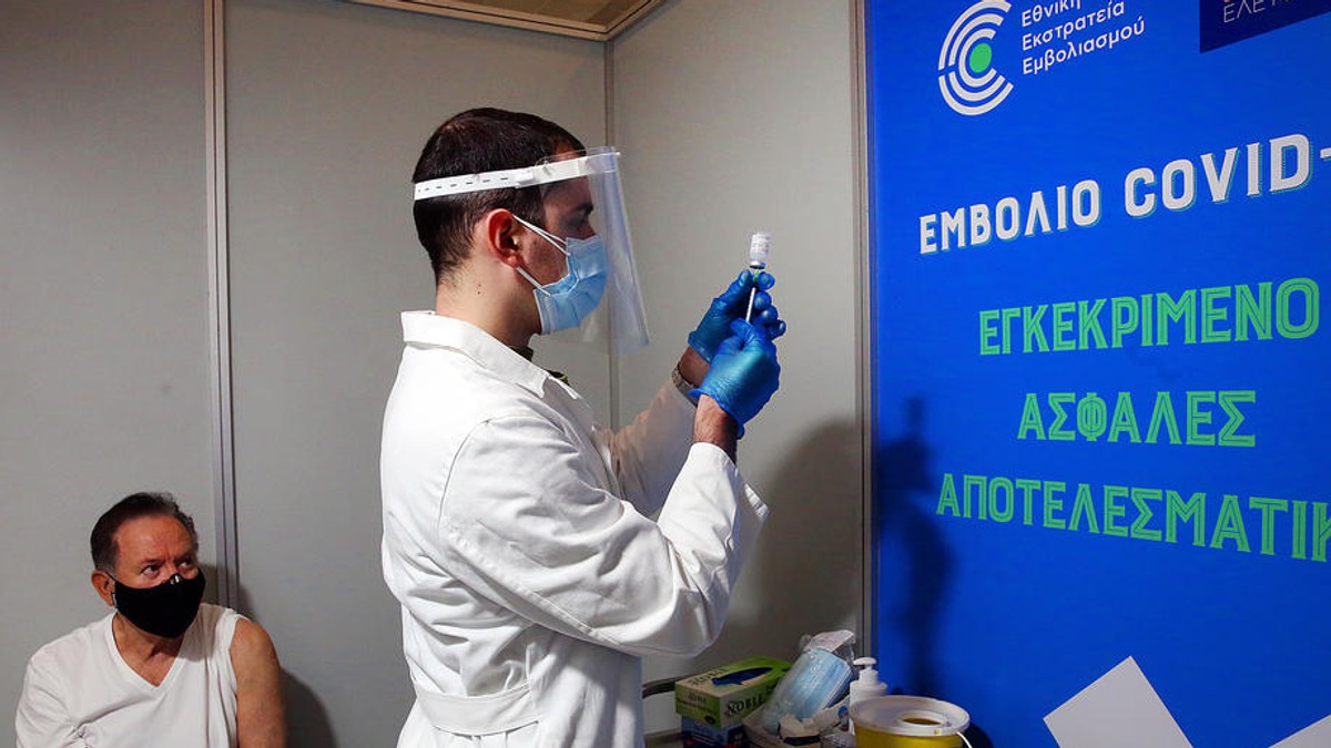 Vaccinarea va deveni obligatorie în Grecia pentru unele categorii profesionale