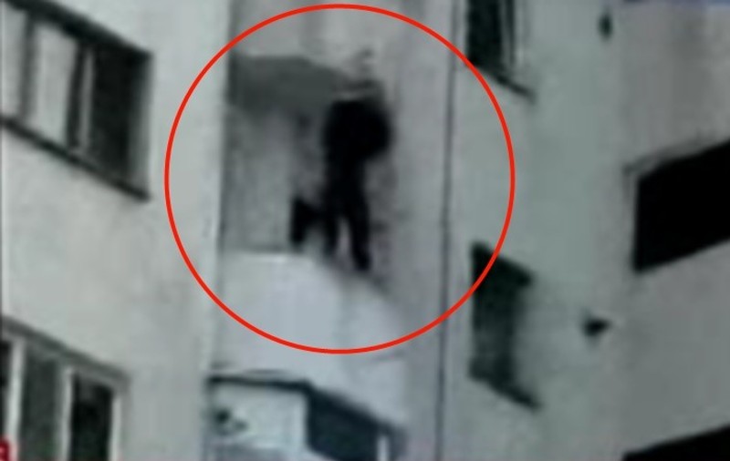 O bătrână s-a aruncat de la etajul al patrulea