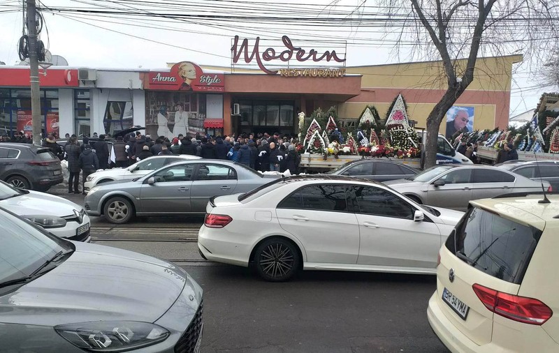 Traficul din Brăila, blocat de înmormântarea liderului interlop Buricea. Sute de oameni l-au condus pe ultimul drum pe cel care a condus o rețea de trafic de persoane