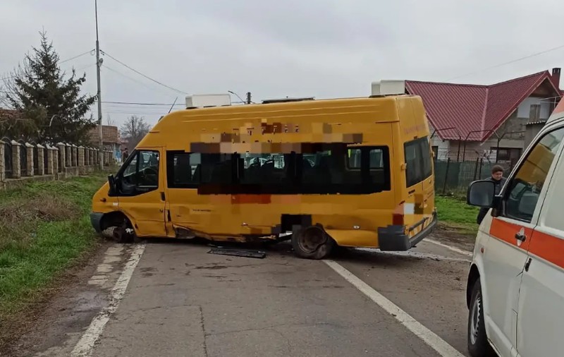 Microbuz școlar, implicat într-un accident pe un drum din Tulcea. Doi elevi au ajuns la spital