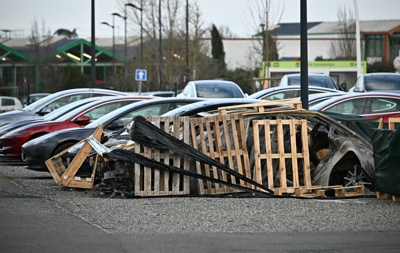 Mașini Tesla, incendiate la o reprezentanță de lângă Toulouse
