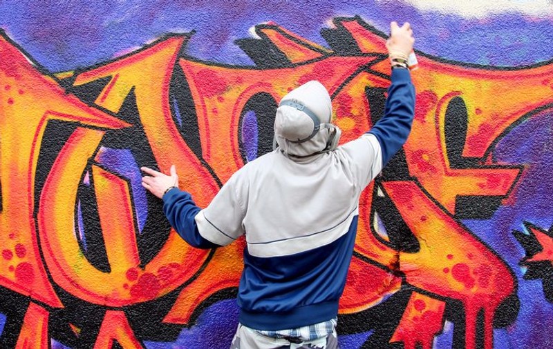 Primăria Capitalei vrea să amenajeze spaţii speciale pentru graffiti; Firea: Clădirile patrimoniu trebuie curățate de desene