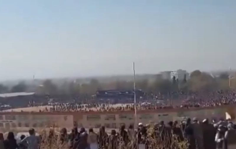 Execuție publică cu 80.000 de oameni pe un stadion din Afganistan: un copil a fost pus să apese pe trăgaci | VIDEO