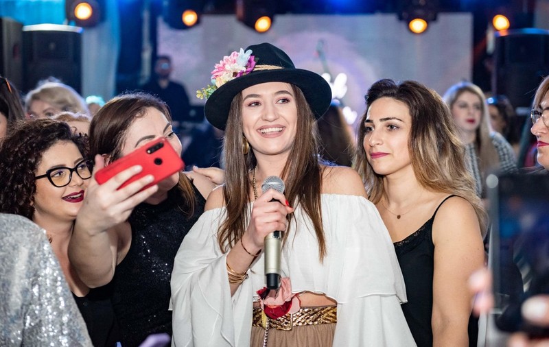 Cine este Carmen Chindriș de la „Te cunosc de undeva!”, sezon 17. A cucerit România cu piesele ei
