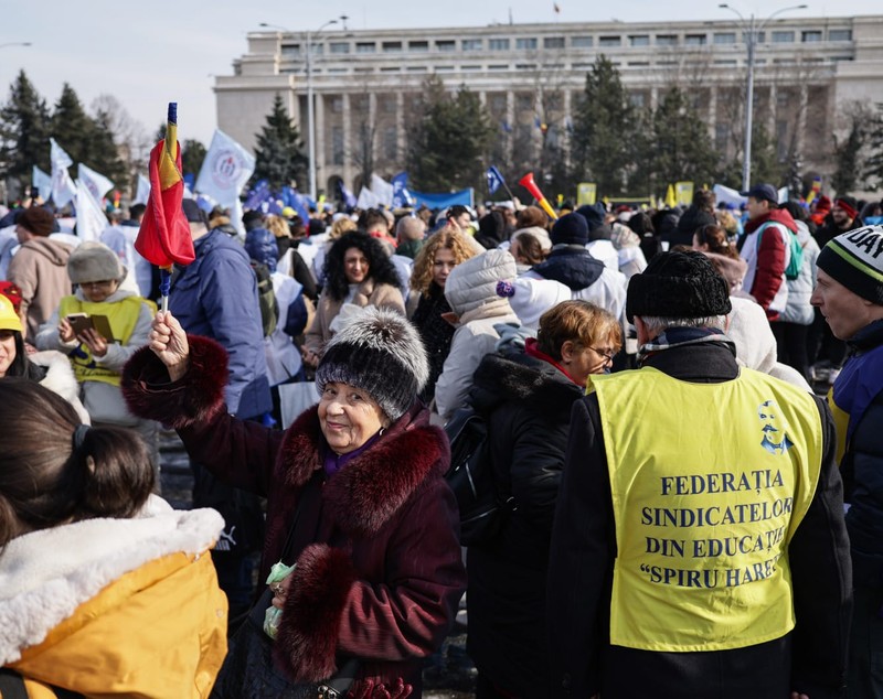 Profesorii și studenții protestează față de Legea Bolojan din Educație: „Școală săracă = țară needucată”
