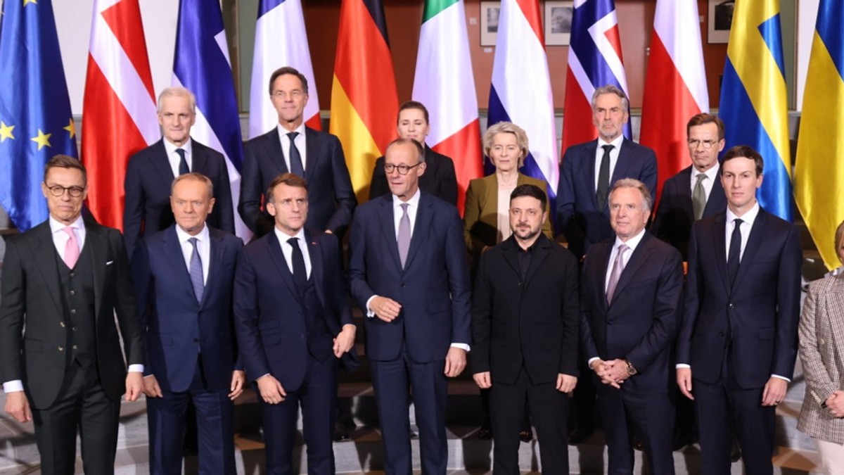 Poza de grup a liderilor europeni reuniți la Berlin cu emisarii americani, Volodimir Zelenski, conducerea UE și Volodimir Zelenski Foto: Profimedia