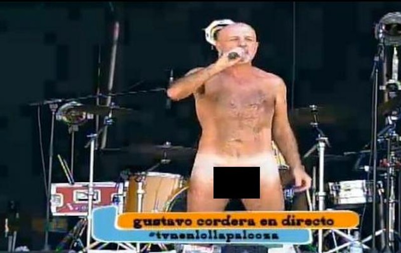 Un celebru cântăreţ şi-a arătat 'dotarea', în direct, în faţa a mii de fani