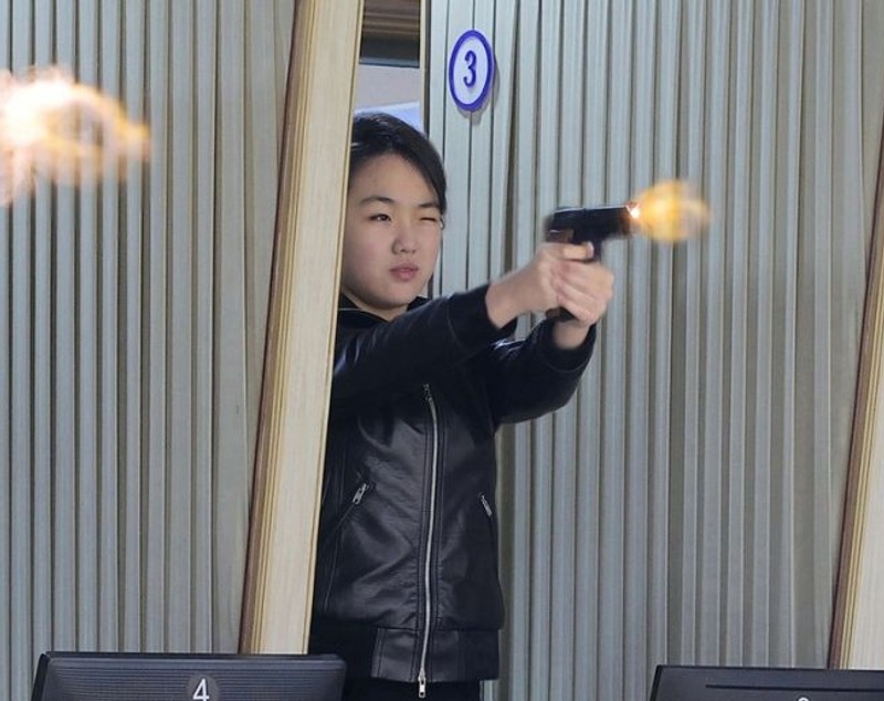 Fiica lui Kim Jong-un a condus un tanc, în timp ce liderul nord-coreean îi dădea indicații zâmbind
