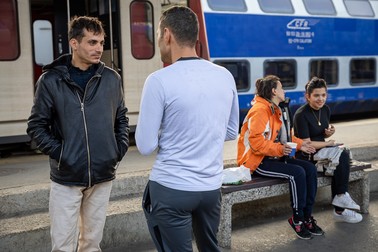 Cristina şi Ionuţ se întâlnesc uneori cu prieteni de-ai lor pe peroanele gării