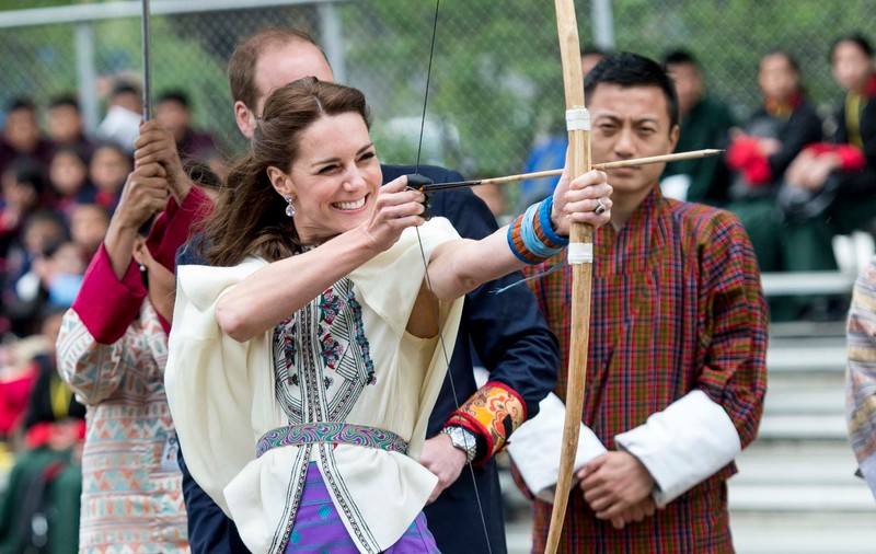 Kate Middleton, distracție în Bhutan! Ducesa de Cambridge a tras cu arcul | GALERIE FOTO