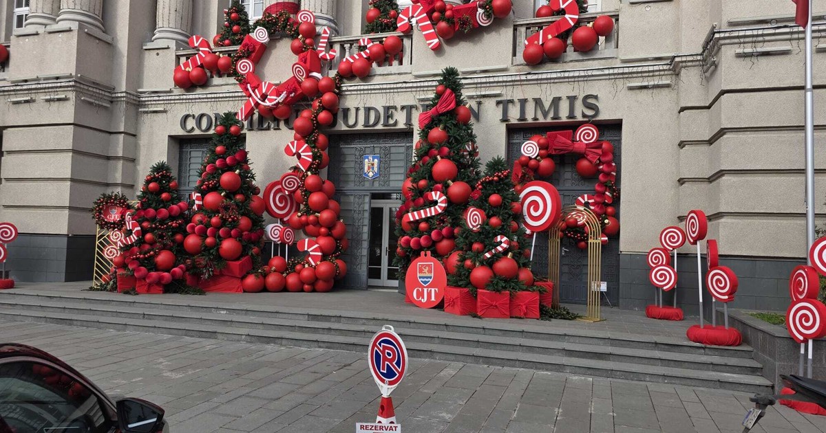 O cladire veche imbodobita cu decoratiuni rosii