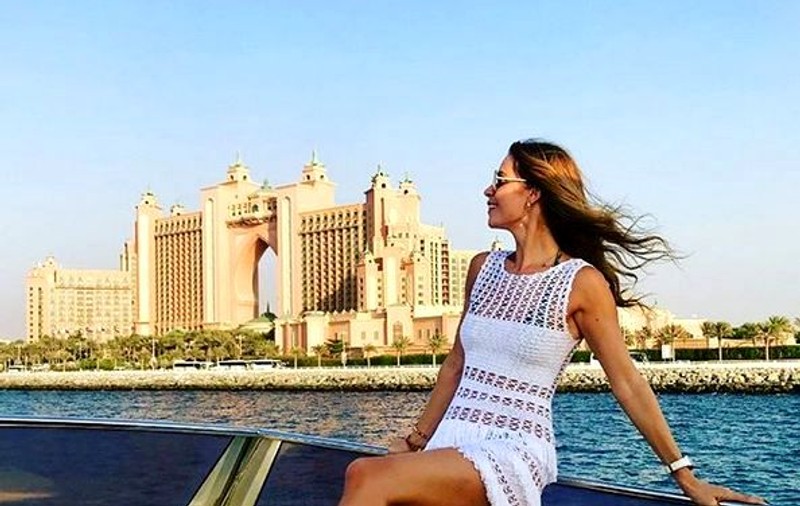 Cum s-a fotografiat soția lui Dan Petrescu la plajă. La 40 de ani, se laudă cu un trup perfect
