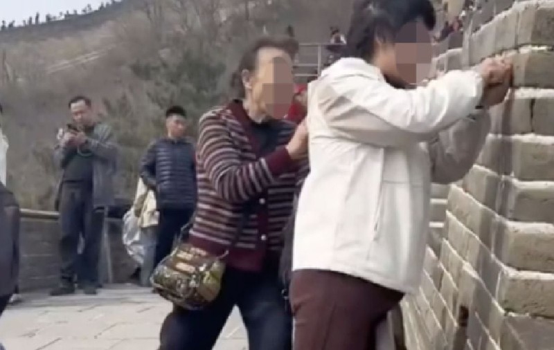 Turiste filmate când își scrijelesc numele cu foarfeca pe Marele Zid Chinezesc: „Am fost aici!”