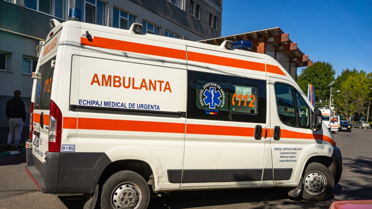 O ambulanță este oprită în fața unui spital