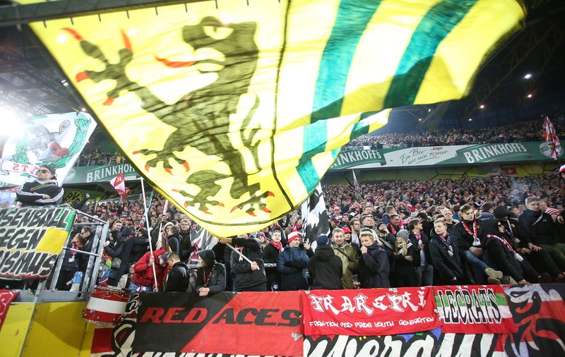 Fanii lui RB Leipzig au fost atacați cu pietre de suporterii lui Dortmund! Mulți copii, prinși în incidente! | VIDEO