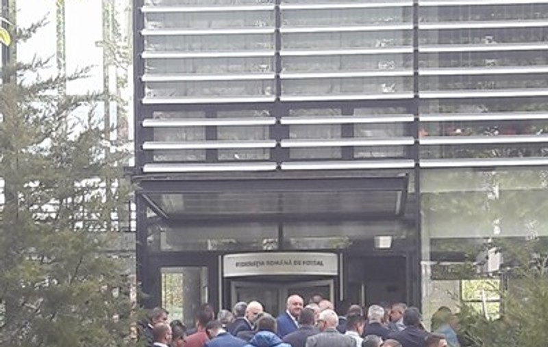 Votanții de la alegerile FRF 2018, aduși la Federație cu autocarele! Ca oile în sediul FRF! | FOTO&VIDEO