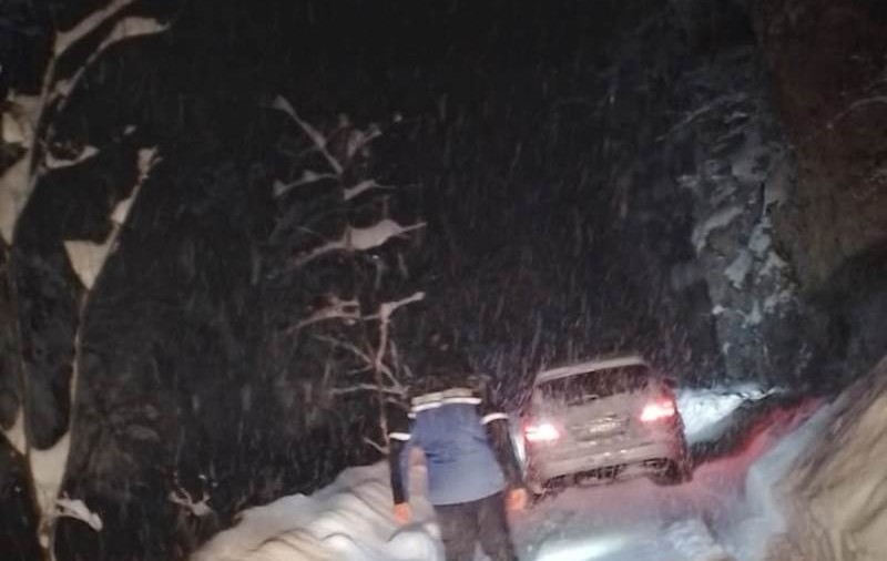 Jandarmii montani din Alba au salvat o familie cu patru copii, blocată din cauza zăpezii într-o mașină