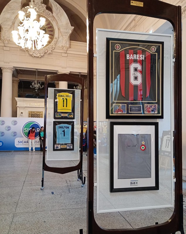 Raiul tricourilor cu autograf, de la Cristiano și Messi, la Ronaldo, Maradona sau Pele: „Expoziție cu piese-unicat, la Ploiești”