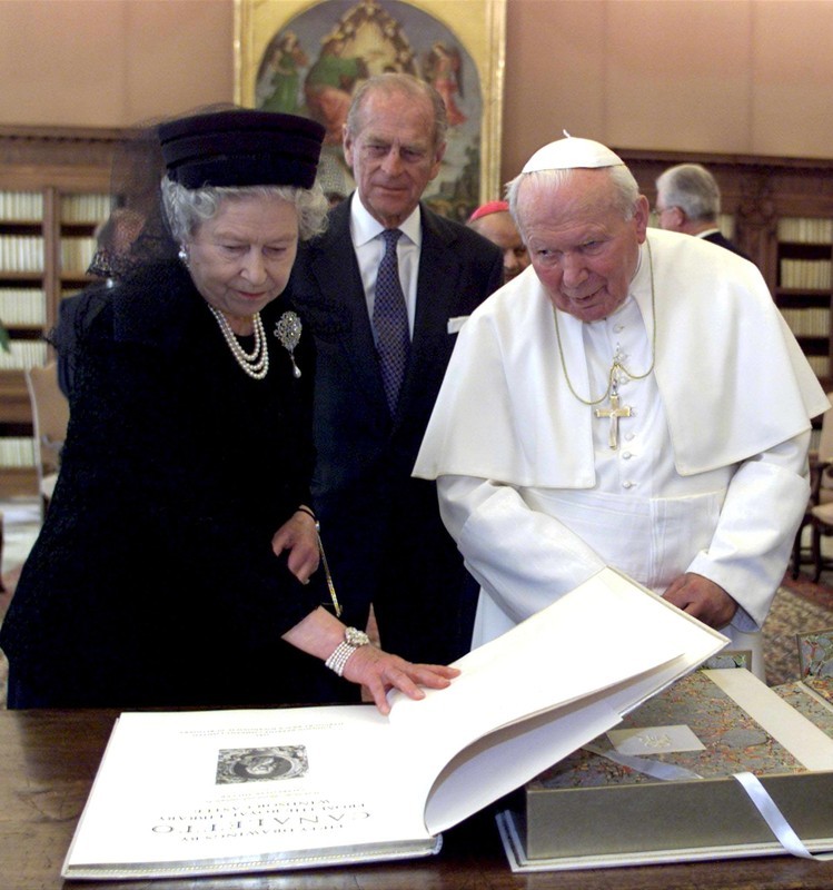 Întâlnirea reginei Elisabeta și a soțului ei, prințul Philip, cu Papa Ioan Paul al II-lea, în anul 2000, la Vatican (foto EPA)