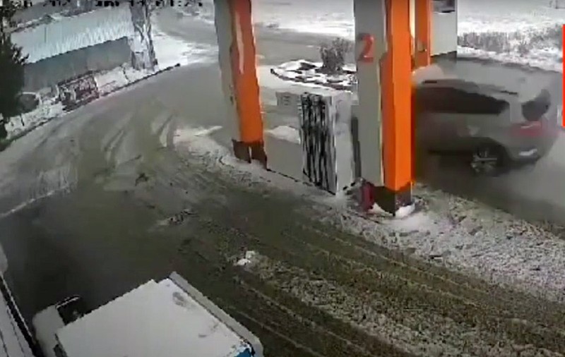 La un pas de dezastru. O șoferiță care conducea cu viteză a trecut printr-o benzinărie și s-a oprit într-o clădire | VIDEO