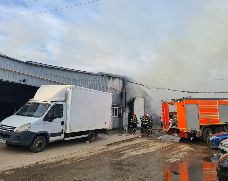 Incendiu puternic la o hală din Pantelimon. Intervin pompierii cu 8 autospeciale