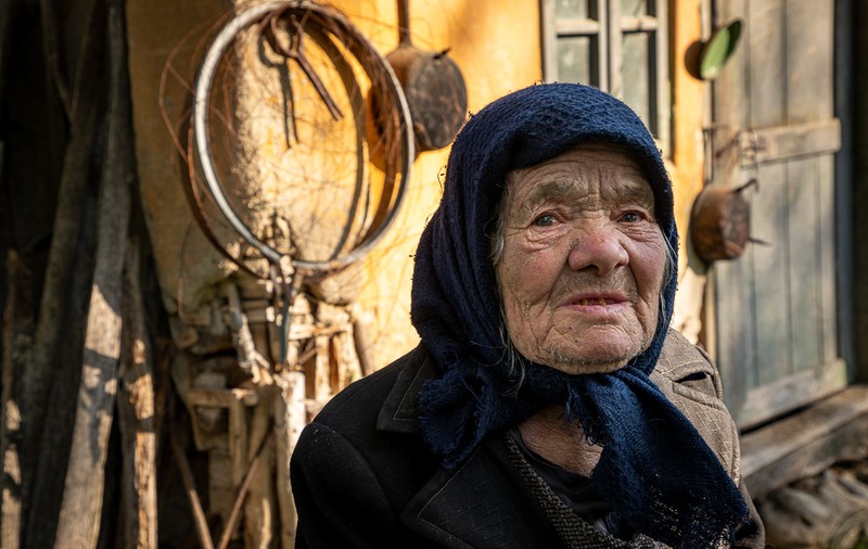 La sat ori la oraș, bătrânii din România sunt și mai singuri în pandemie. “N-am pe nime, eu și Dumnezău”