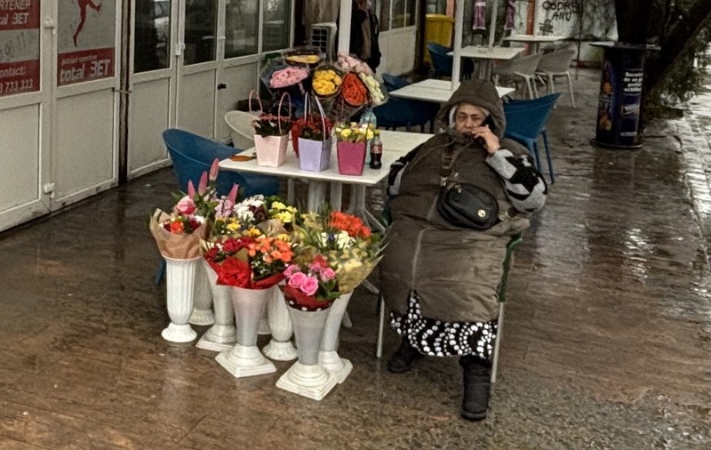 Viața florăresei Carmen Simion de pe strada Avalanșei: „Trăiesc flori!”. Cum i-a schimbat viața primarul Băluță