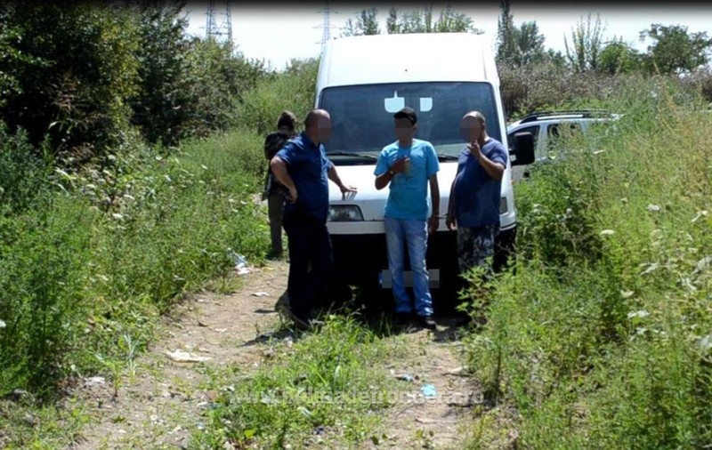 FOTO/ Microbuz plin cu migranți, tras pe dreapta în Timiș. Două călăuze se ocupau de transport