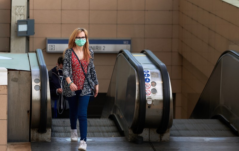OFICIAL | Masca de protecţie devine obligatorie în mijloacele de transport în comun, în gări şi aeroporturi