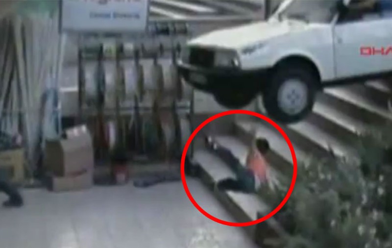Miracol! Un băieţel lovit de maşină se ridică nevătămat / Video
