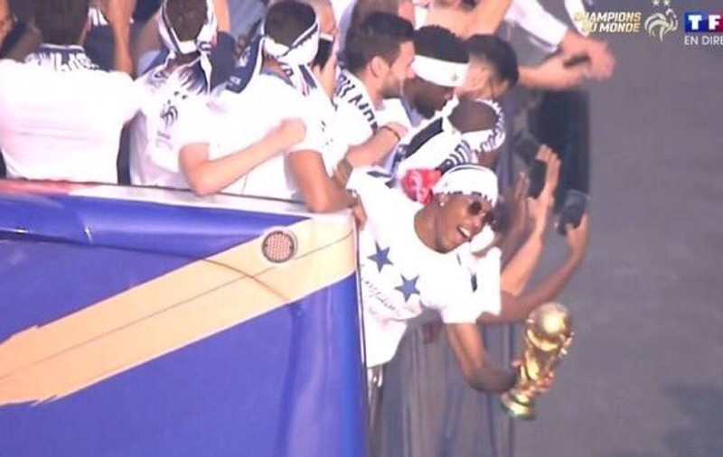 Un fotbalist francez era să scape trofeul Cupei Mondiale și să-l facă ”praf”!