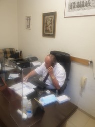 Herman Berkovits, medicul oficial al primului ministru israelian, Beniamin Netanyahu, în cabinetul său, în timpul unei consultații telefonice solicitate de unul din cei aproape o sută de pacienți care îl sună zilnic