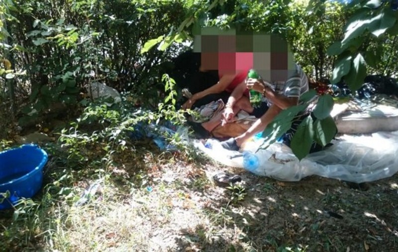 Sex pe stradă în Botoșani. Scene indecente, în preajma unor copii care se jucau la scara unui bloc