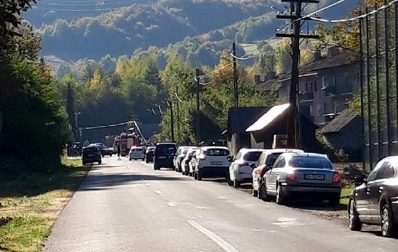 Un bărbat a murit în staţia de autobuz, strivit de o maşină. Autoturismul a fost aruncat peste el, de un stîlp de lemn dărâmat de un şofer beat